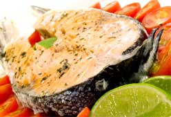Salmon steak with tomatoes and lime
