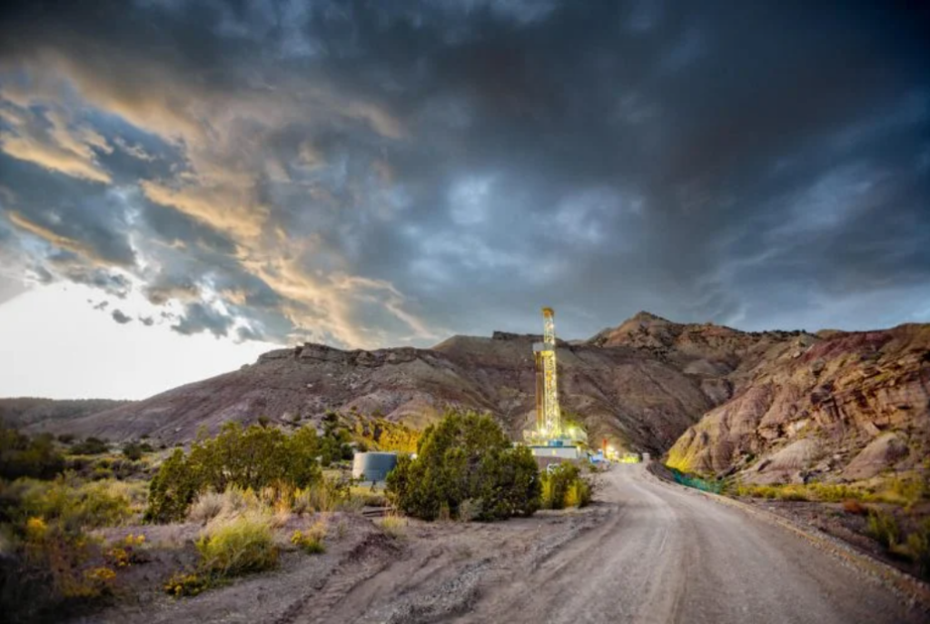 Image of an oil and gas rig under a cloudy sky