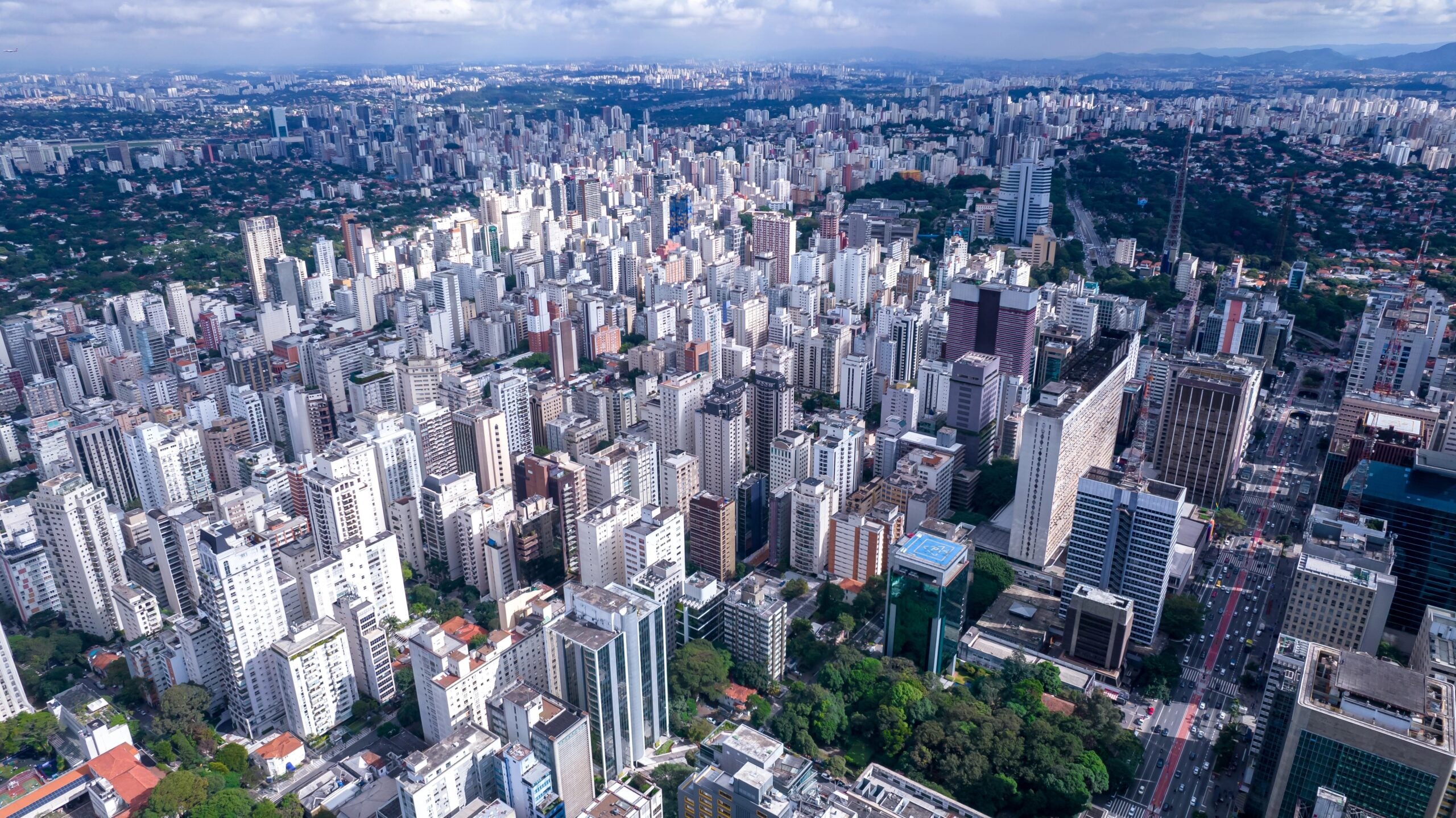 Brazil’s rapid growth — led by the São Paulo Metropolitan Area (pictured) — has driven rising air pollution across cities and rural areas, harming health and warming the climate. Brazil is tackling these challenges through its landmark 2024 National Air Quality Policy, its new health-protective national air quality standards and the newly revamped Programa Nacional de Controle da Qualidade do Ar (PRONAR).