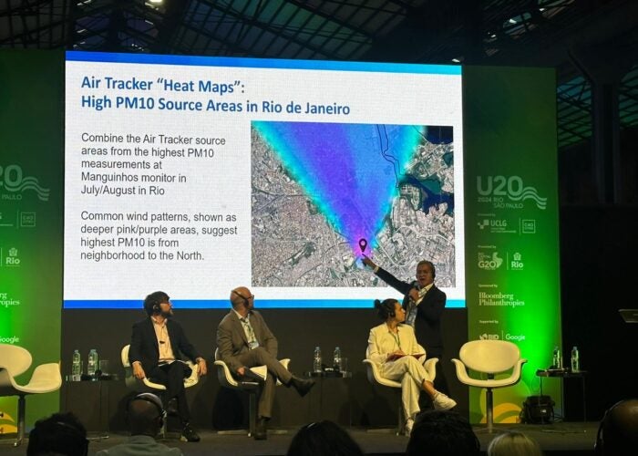 EDF's Sergio Sanchez unveils Air Tracker for Rio de Janeiro at the U20 Mayors Summit in Rio de Janeiro on November 15, 2024. Photo by Alex Franco for Environmental Defense Fund.