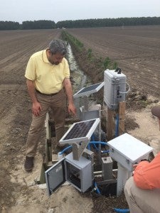 Dr. Mohamed Youssef demonstrates the benefits of controlled drainage.