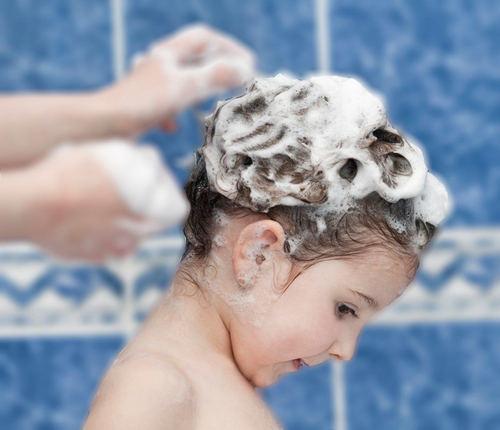 Голову надо мыть раз в неделю. Мытье волос. Гигиена волос. Голова в пене. Гигиена волос для детей.