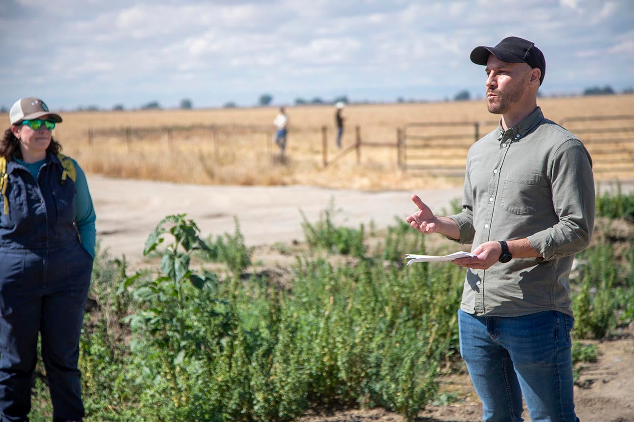 Two leaders on land restoration site